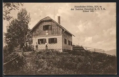 AK Hainfelder-Hütte, Ausflügler vor der Hütte