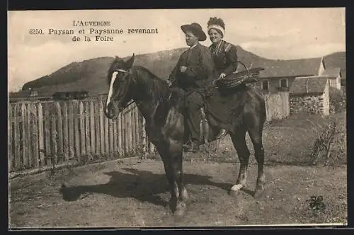 AK Auvergne, Paysan et Paysanne revenant de la Foire, Les Costumes
