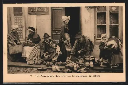 AK Auvergne, Le marchand de sabots, Schuhhändler vor einem Haus