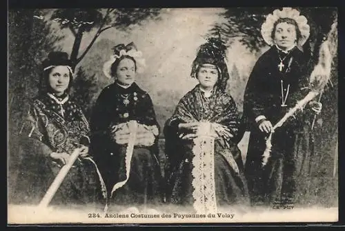 AK Auvergne, Anciens Costumes des Paysannes du Velay