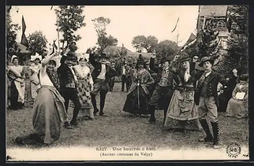 AK Auvergne, Une Bourrée à huit, Anciens Constumes du Velay