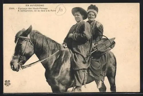 AK Auvergne, Equipage des Hauts-Plateaux, A califourchon, on se rend à la Foire