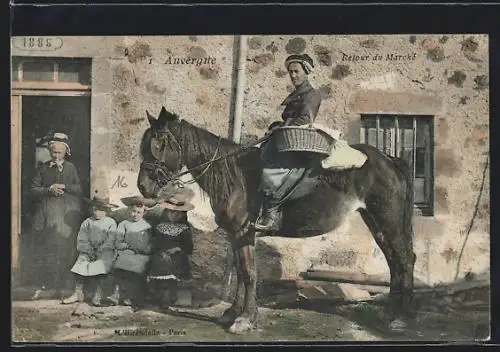 AK Bäuerin aus der Auvergne in Tracht kehrt auf dem Pferd vom Markt zurück