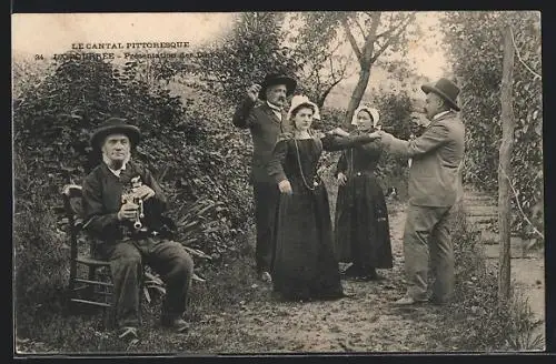 AK Auvergne, La Bourrée, Présentation des Dames