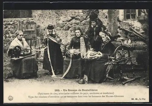 AK Auvergne, Un Groupe de Dentellières (Spécimen de cinq principales coiffures du pays, anciennes et modernes)