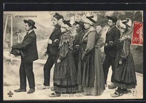 AK Le Bourbonnais, Un Mariage, En route pour l`Église, Paare auf dem Weg zur Kirche