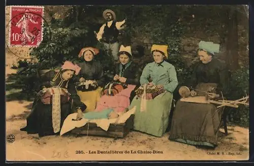 AK La Chaise-Dieu, Les Dentellières, Types d`Auvergne