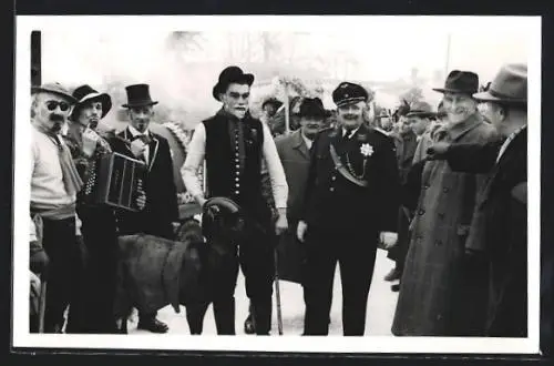 Foto-AK Donauwörth, verkleidete Männer beim Fasching ca. 1960