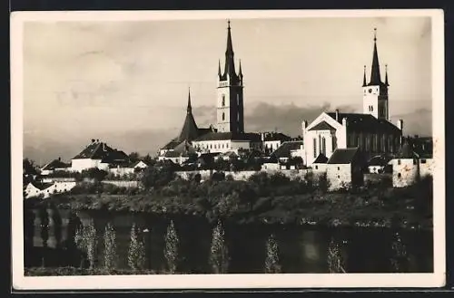 AK Cáslav, Uferpartie mit Kirche