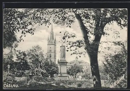 AK Tschaslau / Caslav, Blick auf ein Denkmal und Kirchturm
