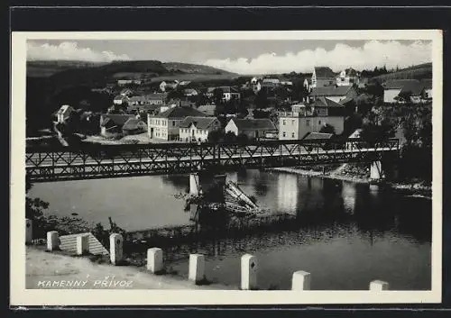 AK Kamenny Prívoz, Uferpartie mit Brücke