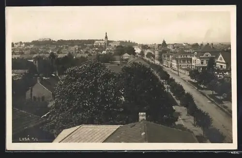 AK Lysá n. L., Strassenpartie mit Kirche