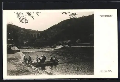 AK Zampach, Männer verlassen Boot, Brücke im Hintergrund