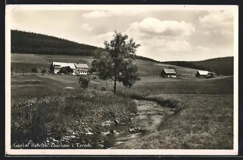 AK Rehefeld / Erzgeb., Ortspartie mit Gasthof Rehefeld-Zaunhaus