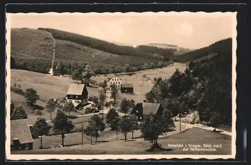 AK Rehefeld / Erzgeb., Ortsansicht mit Blick zur Herklotzmühle