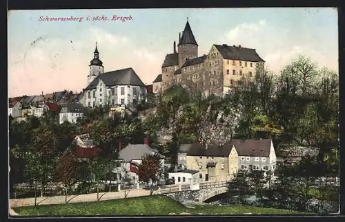 AK Schwarzenberg / Erzgeb., Ortsansicht mit Blick zur Kirche u. Burg