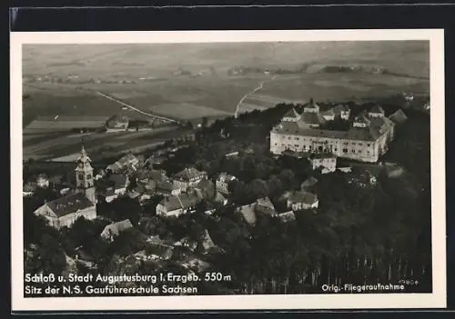 AK Augustusburg / Erzgeb., Schloss und Stadt, Fliegeraufnahme