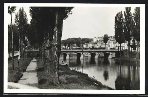 AK Melun, La Seine et le Pont de Pierre