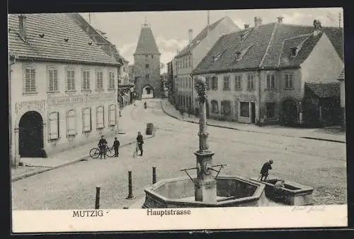 AK Mutzig, Hauptstrasse mit Brunnen
