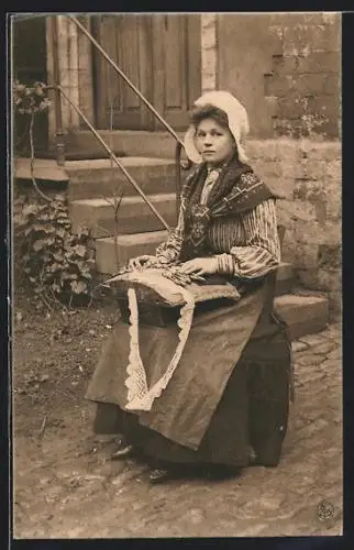 AK Dentellière, Frau beim Klöppeln vor dem Haus