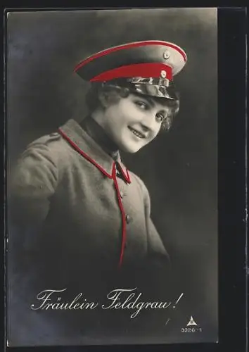 AK Frau in Uniform mit Mütze, Fräulein Feldgrau!