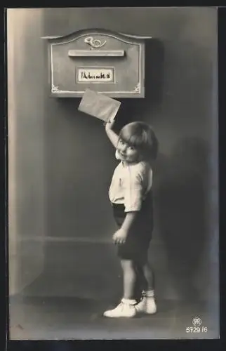 AK Kleiner Junge wirft am Postkasten einen Brief ein