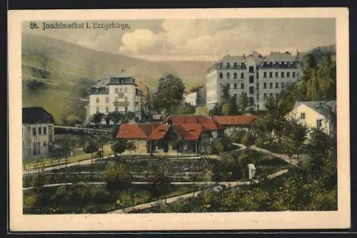 AK St. Joachimsthal /Erzgeb., Ortspartie mit Hotel und Beetanlage
