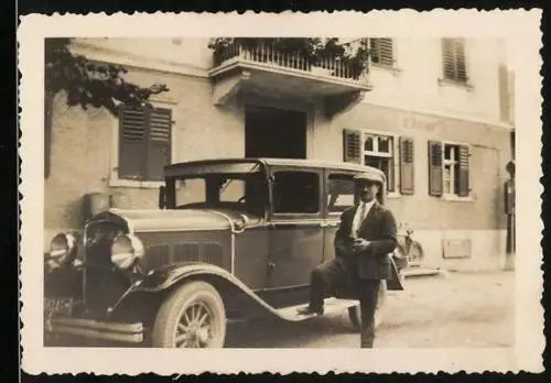 Fotografie Auto De Soto (1929), Fahrer mit Limousine vor einem Gasthaus
