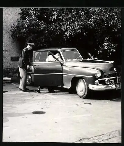 Fotografie Auto Dodge (1950), Herren steigen in PKW