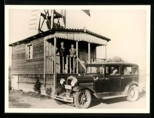 Fotografie Auto Essex (1929), Limousine neben einer Baracke