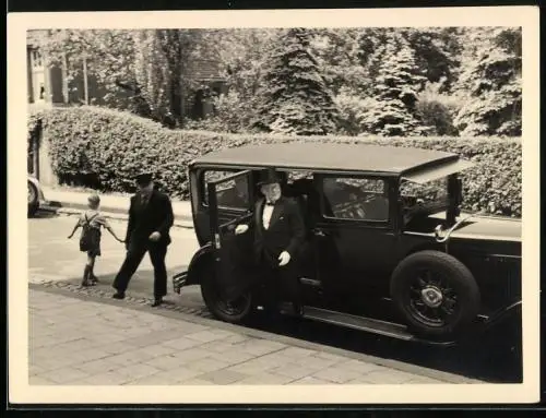 Fotografie Auto Horch 350 (1928), Edelmann steigt aus Luxus-Limousine