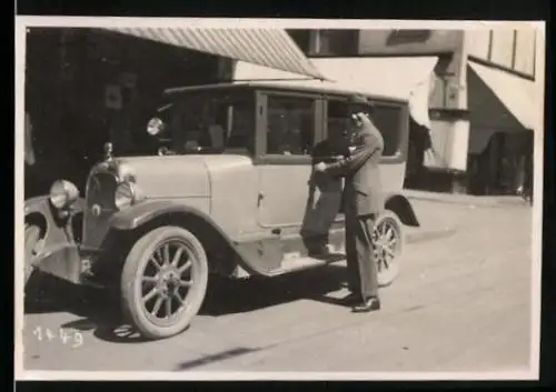 Fotografie Auto Fiat 501 (1922), Fahrer steigt in PKW