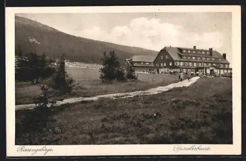 AK Spindlerbaude im Riesengebirge, Wanderer