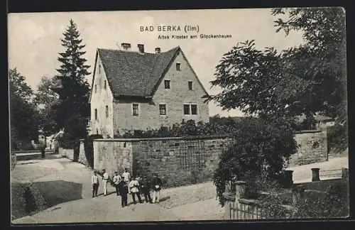 AK Bad Berka /Ilm, Altes Kloster am Glockenhause, mit Strasse und Soldatengruppe