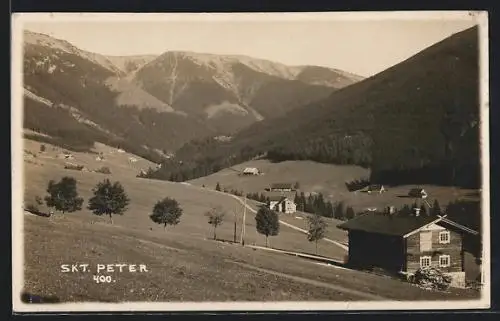 AK St. Peter, Verstreute Ortschaft gegen einen Bergkamm