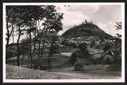 AK Bösig im Sudentenland, Ortsansicht mit der Burg auf dem Berg