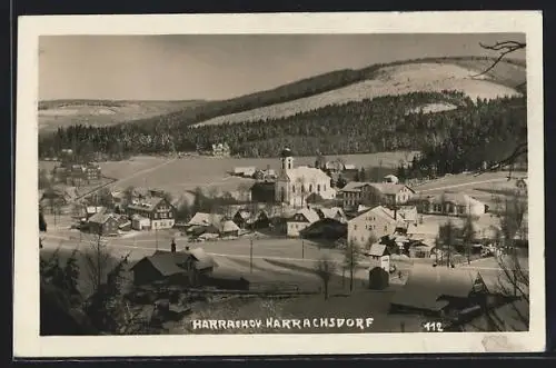 AK Harrachsdorf, Ortsansicht mit Kirche im Tal