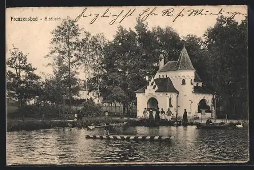 AK Franzensbad, Stadtteich mit Ruderboot und Schwan
