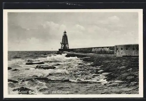 AK Swinemünde, Ostseebad, Die Ostmole mit Leuchtturm