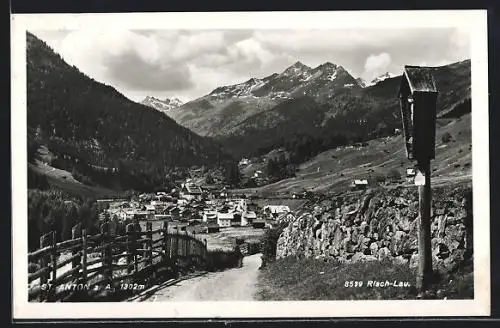 AK St. Anton am Arlberg, Teilansicht mit Flurkreuz