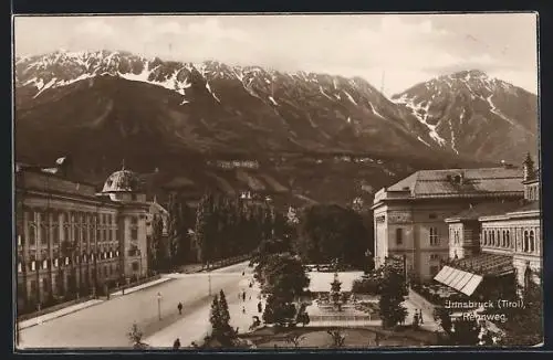 AK Innsbruck /Tirol, Der Rennweg mit den Bergen im Hintergrund