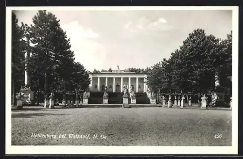 AK Heldenberg bei Wetzdorf, Blick auf eine Ansammlung von Statuen und Büsten