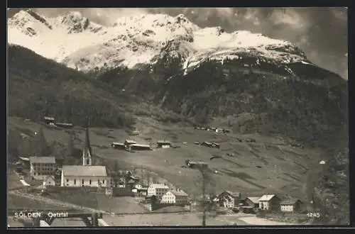 AK Sölden /Oetztal, Ortsansicht mit Kirche gegen die Berge