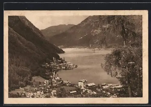 AK Hallstatt /Salzkammergut, Ortsansicht am See vom Berg aus