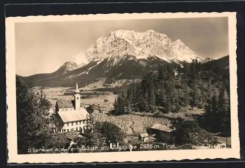 AK Biberwier a. d. Fernpassstr., Ortsansicht mit Kirche gegen die Zugspitze