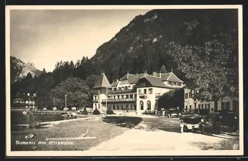 AK Burgau am Attersee, Strassenpartie am Hotel an einem Bergfuss