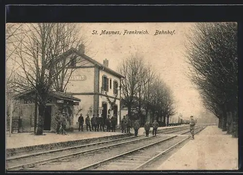 AK St. Masmes, Soldaten auf den Bahngleisen am Bahnhof