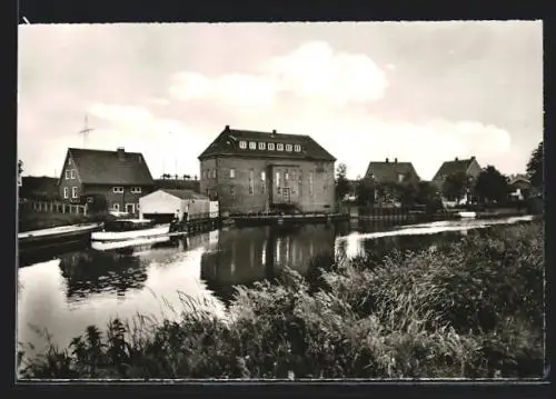 AK Oldersum /Ostfr., Flusspartie mit Häusern und Booten