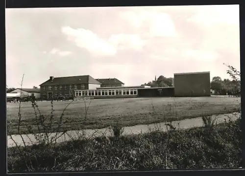 AK Apen (Oldb.), Blick auf ein Schulgebäude