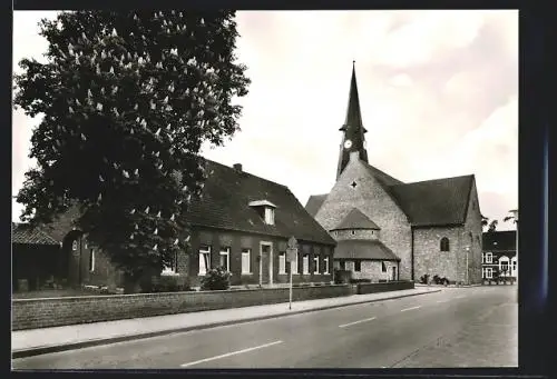 AK Albersloh, Strassenpartie mit Blick auf die Kirche